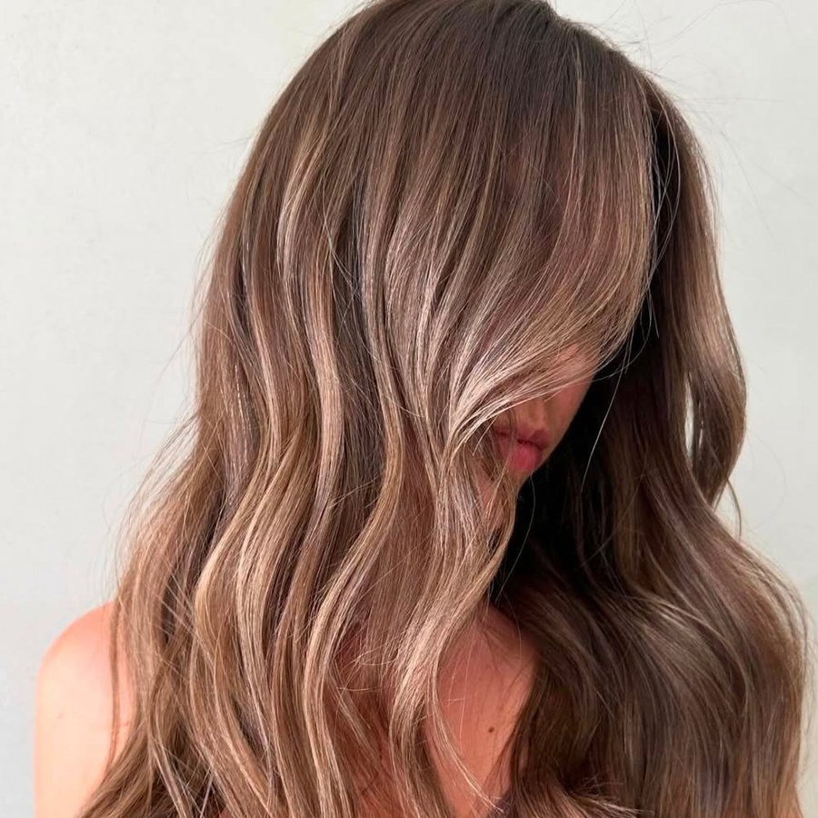 Balayage castano con schiariture naturali, primo piano