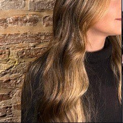 Dettaglio viso e balayage dorato