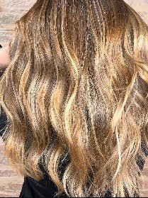 Balayage con onde morbide, styling in corso