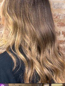 Capelli mossi con schiaritura, vista da dietro