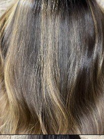 Balayage cenere su capelli lisci, vista da dietro